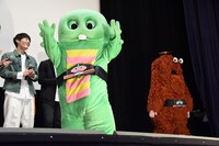 応援隊長として登場したガチャピン（手前左）とムック（右）。