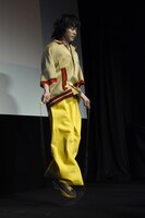 二重跳びをする菅田将暉。