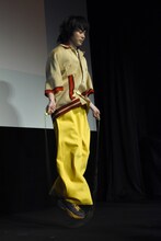 二重跳びをする菅田将暉。