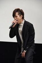 雄叫びを上げて変身を披露する藤田富。