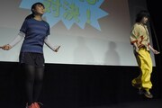 古川未和子さん(左)と二重跳び対決をする菅田将暉(右)。