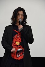 仮面ライダーアマゾンアルファの変身を披露することになるも、「アマゾン」ではなくなぜか「……ビルド」とつぶやいた谷口賢志。