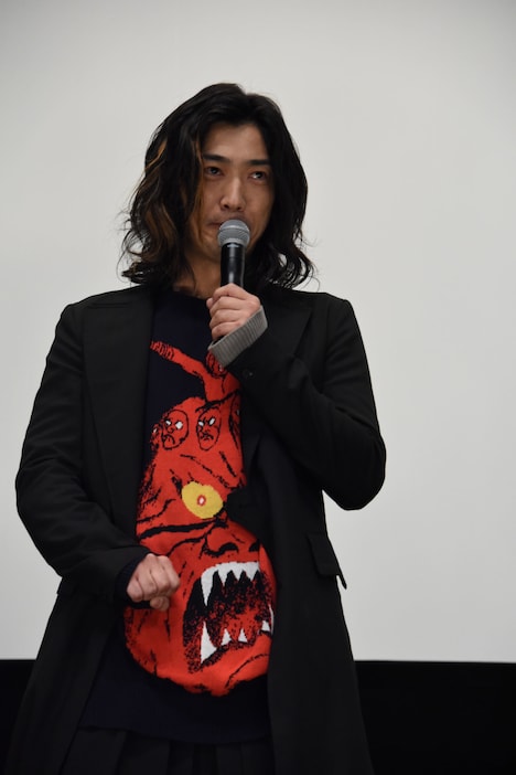 仮面ライダーアマゾンアルファの変身を披露することになるも、「アマゾン」ではなくなぜか「……ビルド」とつぶやいた谷口賢志。