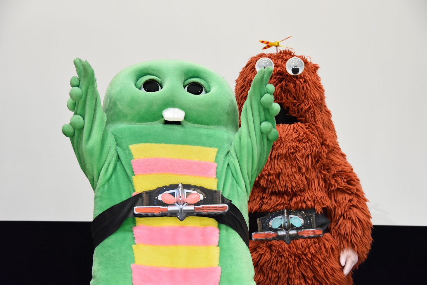 雄叫びを上げ、仮面ライダーアマゾンオメガ風の変身を披露するガチャピン（左）。