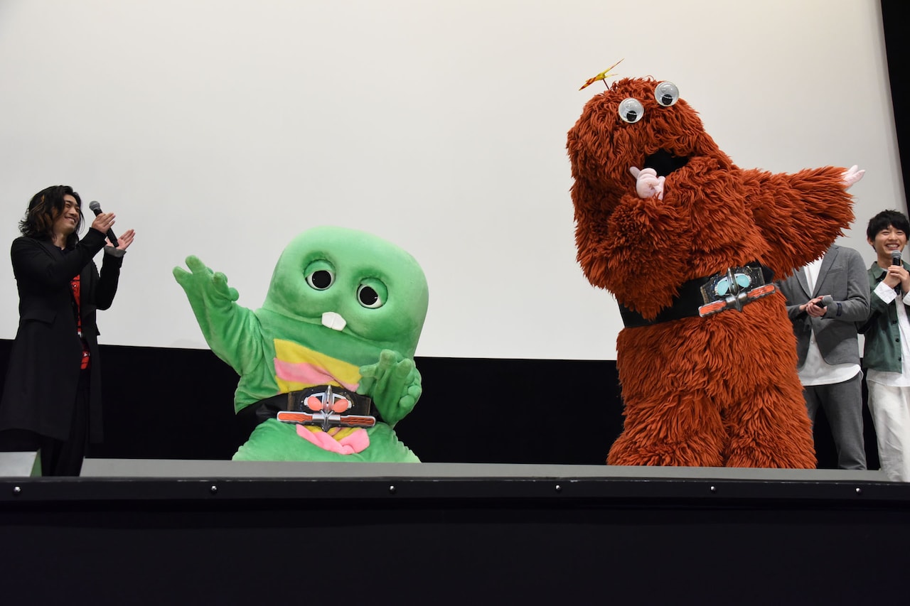 変身を披露するガチャピン（中央左）とムック（中央右）。 - 「仮面