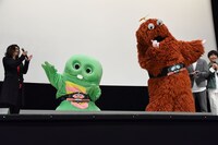 変身を披露するガチャピン（中央左）とムック（中央右）。