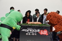 豚の丸焼きがステージに運び込まれる様子。