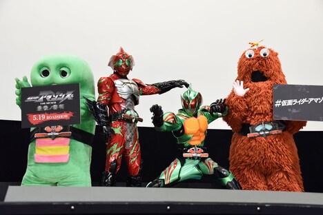 「劇場版 仮面ライダーアマゾンズ Season1 覚醒」「劇場版 仮面ライダーアマゾンズ Season2 輪廻」完成記念連続上映会の様子。