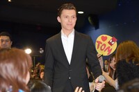 客席通路を通って登壇したトム・ホランド。