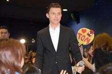 客席通路を通って登壇したトム・ホランド。