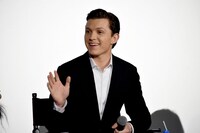 ファンの声援に応えるトムン・ホランド。