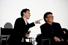 コスプレ姿の来場者を発見したトム・ホランド（左）とアンソニー・ルッソ（右）。