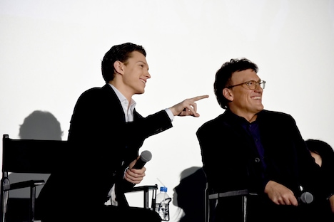 コスプレ姿の来場者を発見したトム・ホランド（左）とアンソニー・ルッソ（右）。