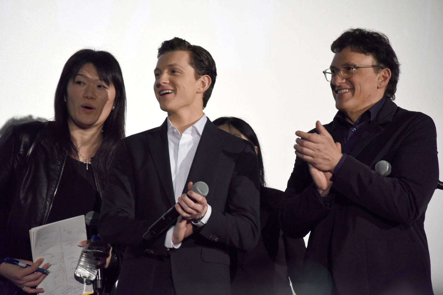 溝端淳平と佐野岳を、拍手でステージに迎えたトム・ホランド（前列左）とアンソニー・ルッソ（前列右）。