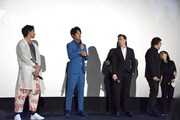 前列左から佐野岳、溝端淳平、トム・ホランド、アンソニー・ルッソ。
