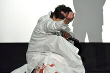 バック転してスパイダーマンのポーズを決めた佐野岳。