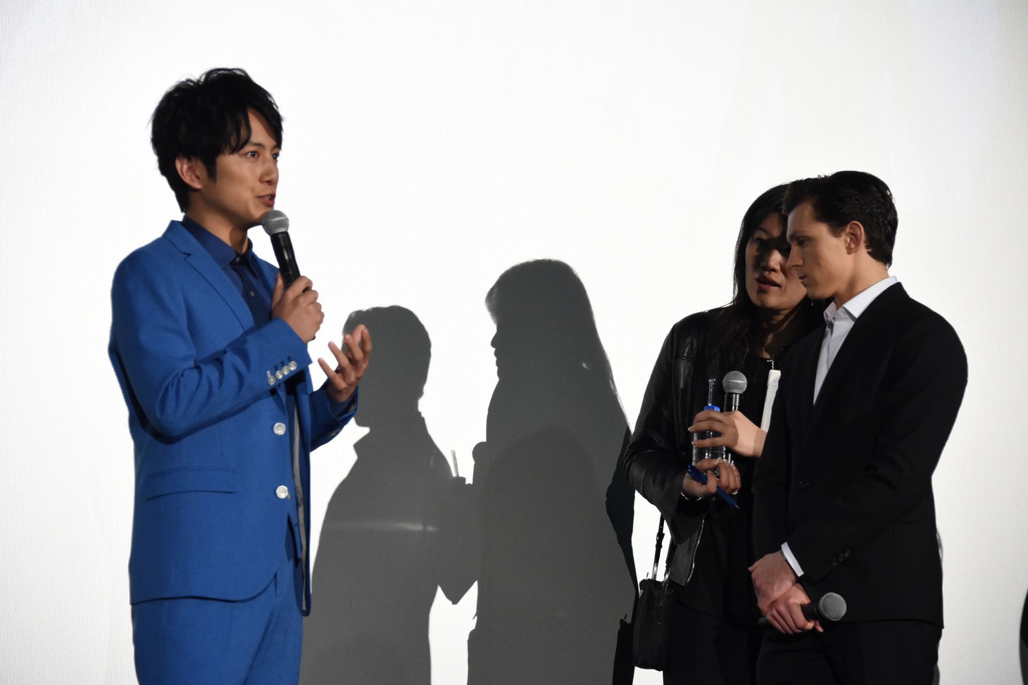 トム・ホランド（前列右）に質問する溝端淳平（左）。
