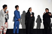 前列左から佐野岳、溝端淳平、トム・ホランド、アンソニー・ルッソ。