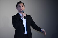 最後にファンへ感謝を述べるトム・ホランド。