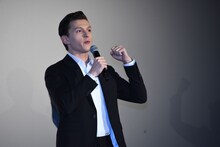 最後にファンへ感謝を述べるトム・ホランド。