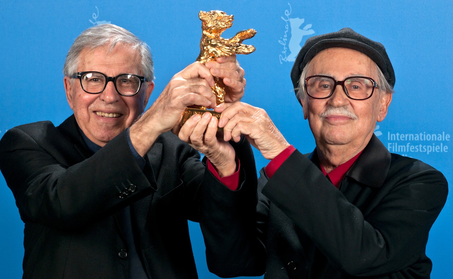 金熊賞のトロフィーを持つパオロ・タヴィアーニ（左）とヴィットリオ・タヴィアーニ（右）。（写真提供：Tim Brakemeier / dpa/picture-alliance / Newscom / ゼータ イメージ）