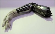 エドが装着しているオートメイル(機械鎧)の展示イメージ。