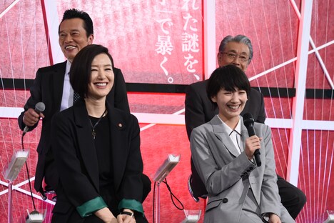 「最近は最中のおいしさに目覚めたんです」という遠藤憲一（後列左）の告白に笑みをこぼすキャストたち。