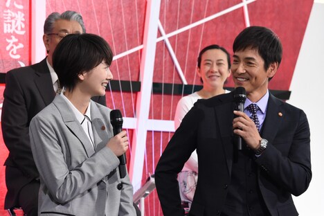 手前左より波瑠、沢村一樹。後列右は大森美香。