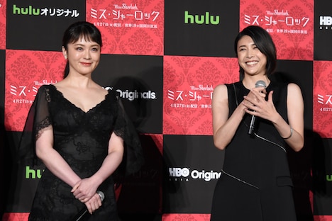 左から貫地谷しほり、竹内結子。