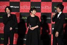 小澤征悦からのパスにあきれる斉藤由貴（中央）と、中村倫也（左）、滝藤賢一（右）。