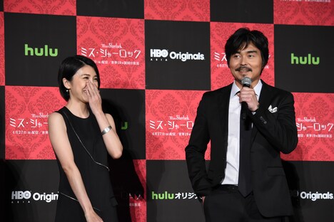 撮影セット「221B」の呼び方を力説しようとするもあきらめる小澤征悦（右）と、笑いをこらえる竹内結子（左）。