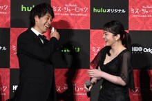 左から滝藤賢一、貫地谷しほり。