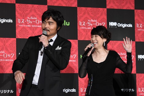 左から小澤征悦、伊藤蘭。