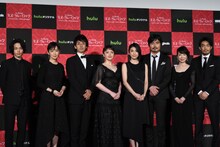 ドラマ「ミス・シャーロック／Miss Sherlock」ワールドプレミア完成披露試写会の様子。左から中村倫也、斉藤由貴、滝藤賢一、貫地谷しほり、竹内結子、小澤征悦、伊藤蘭、大谷亮平。