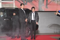 会場に姿を現した東出昌大（中央左）、新田真剣佑（中央右）。