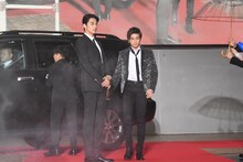 会場に姿を現した東出昌大（中央左）、新田真剣佑（中央右）。