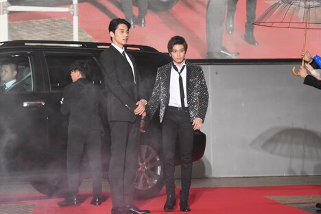 会場に姿を現した東出昌大（中央左）、新田真剣佑（中央右）。