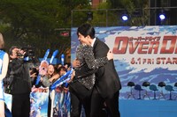 強くハグする新田真剣佑（左）と東出昌大（右）。