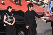 左から森川葵、北村匠海。