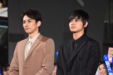左から町田啓太、北村匠海。