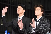 左から東出昌大、新田真剣佑。