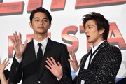 左から東出昌大、新田真剣佑。