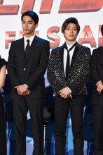 左から東出昌大、新田真剣佑。