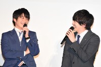 左から田中圭、林遣都。