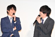 左から田中圭、林遣都。