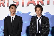 左から東出昌大、新田真剣佑。