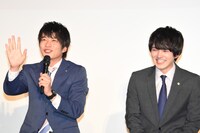 左から田中圭、林遣都。