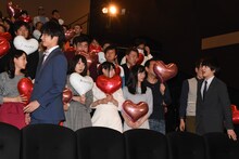 客席に登場する田中圭（左）、林遣都（右）。