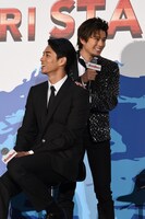 東出昌大（手前）の肩に手を置く新田真剣佑（奥）。