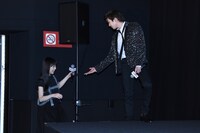 森川葵（左）をエスコートする新田真剣佑（右）。